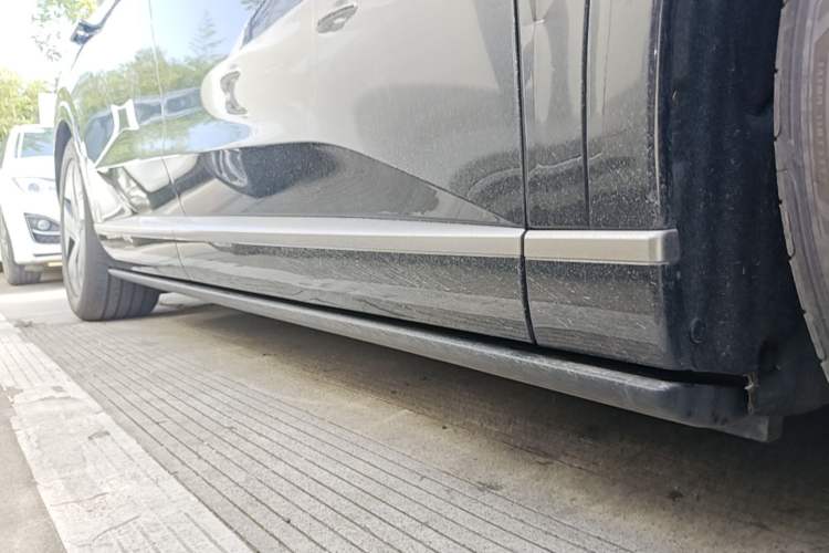 Used ONVO Luxeed L90 2025 Model—Ultra Six-Seater Version Right Side Sill