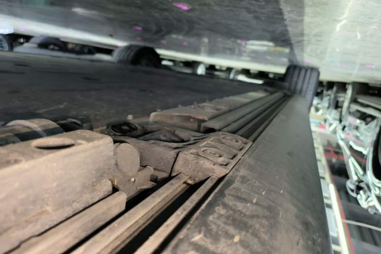 Used ONVO Luxeed L90 2025 Model—Ultra Six-Seater Version Right Side Sill