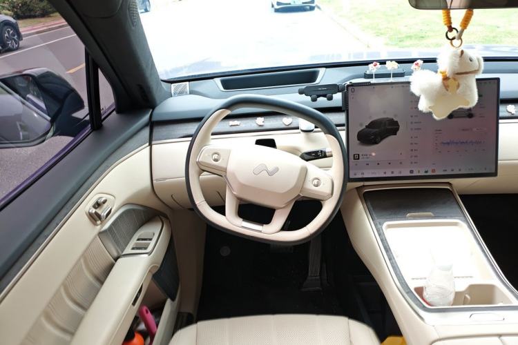 Used ONVO Luxeed L90 2025 Model—Max Six-Seater Version Steering Wheel