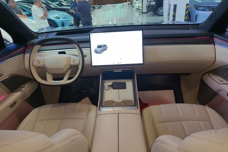 Used ONVO Luxeed L90 2025 Model—Pro Six-Seater Version Center Console