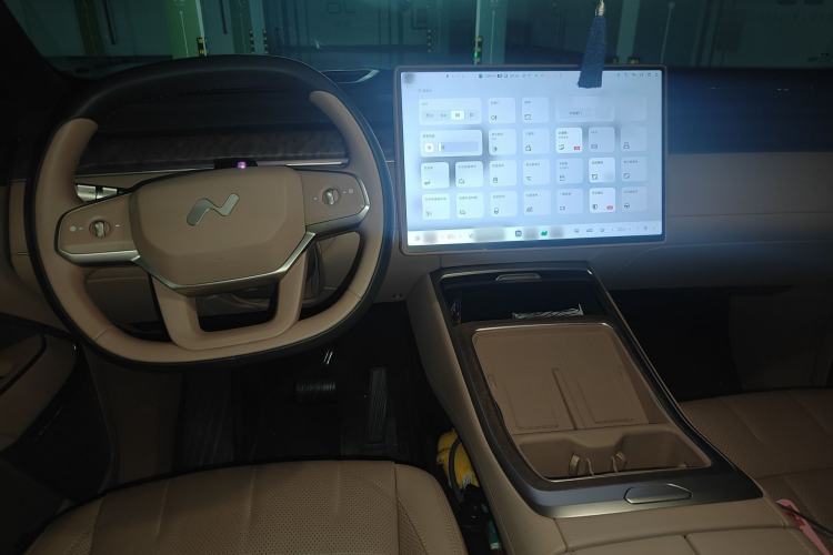 Used ONVO Luxeed L90 2025 Model—Max Six-Seater Version Center Console