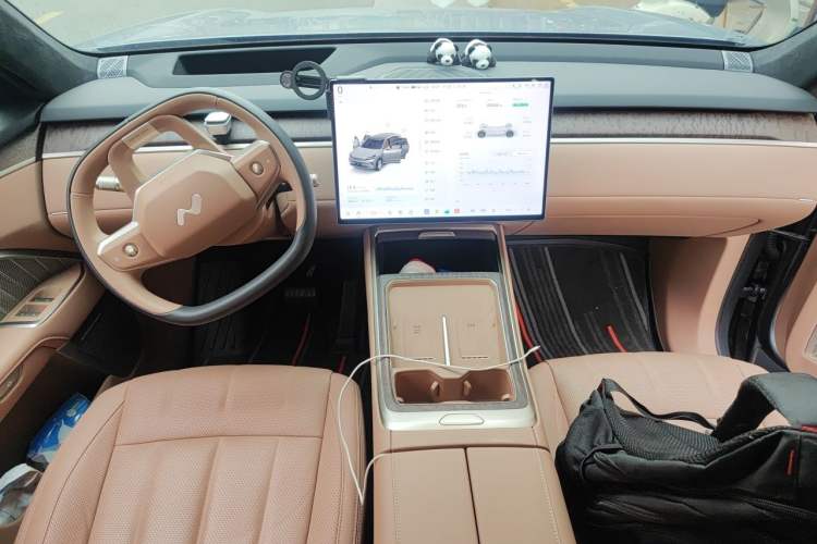 Used ONVO Luxeed L90 2025 Model—Ultra Six-Seater Version Center Console