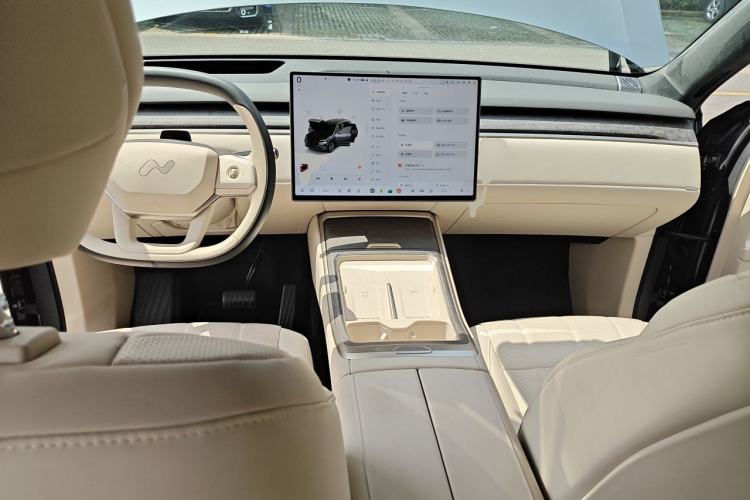 Used ONVO Luxeed L90 2025 Model—Ultra Six-Seater Version Center Console