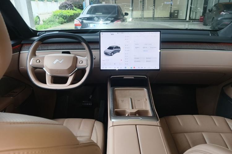 Used ONVO Luxeed L90 2025 Model—Max Six-Seater Version Center Console
