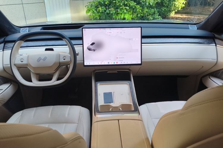 Used ONVO Luxeed L90 2025 Model—Ultra Six-Seater Version Center Console