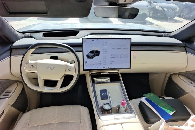 Used ONVO Luxeed L90 2025 Model—Ultra Six-Seater Version Center Console