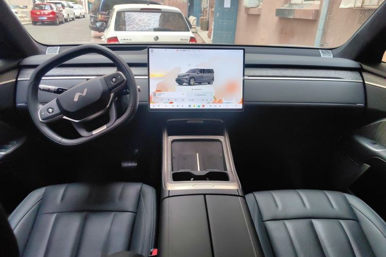 Used ONVO Luxeed L90 2025 Model—Ultra Six-Seater Version Center Console