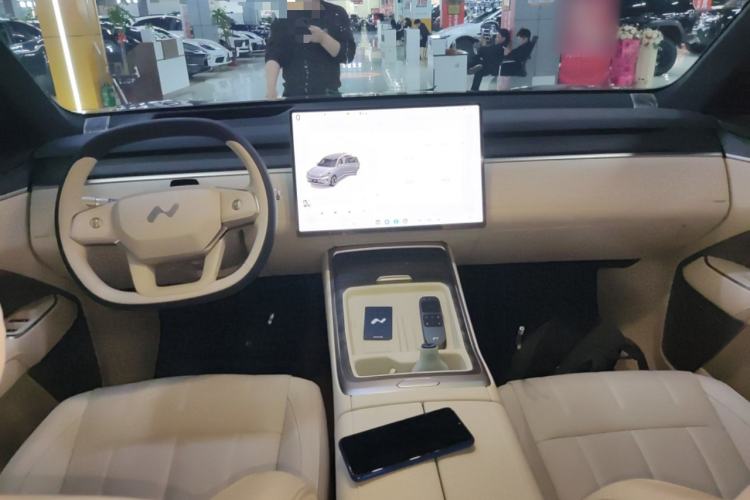 Used ONVO Luxeed L90 2025 Model—Max Six-Seater Version Center Console