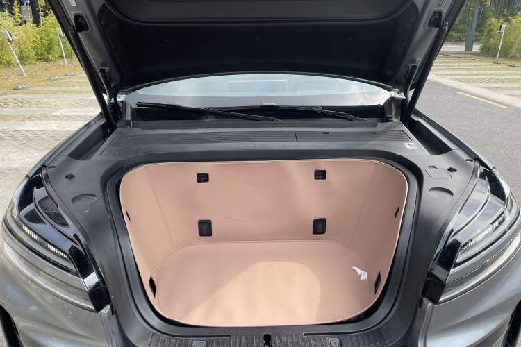 Used ONVO Luxeed L90 2025 Model—Ultra Six-Seater Version Engine Bay