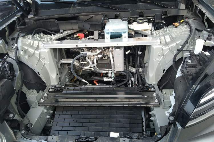 Used ONVO Luxeed L90 2025 Model—Max Six-Seater Version Engine Bay