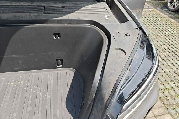 Used ONVO Luxeed L90 2025 Model—Ultra Six-Seater Version Engine Bay Left