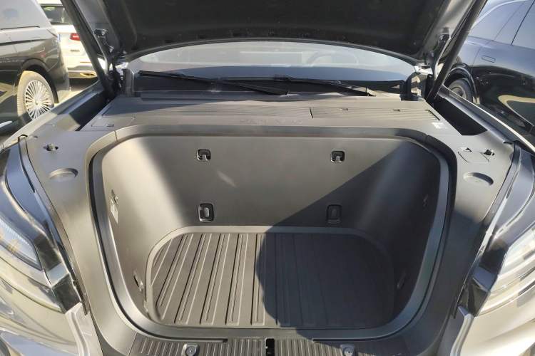 Used ONVO Luxeed L90 2025 Model—Max Six-Seater Version Engine Bay