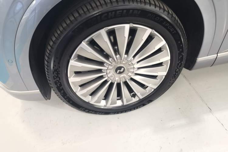Used ONVO Luxeed L90 2025 Model—Ultra Six-Seater Version Exterior 4