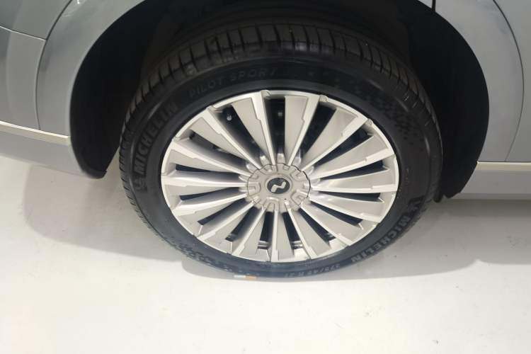 Used ONVO Luxeed L90 2025 Model—Ultra Six-Seater Version Exterior 5