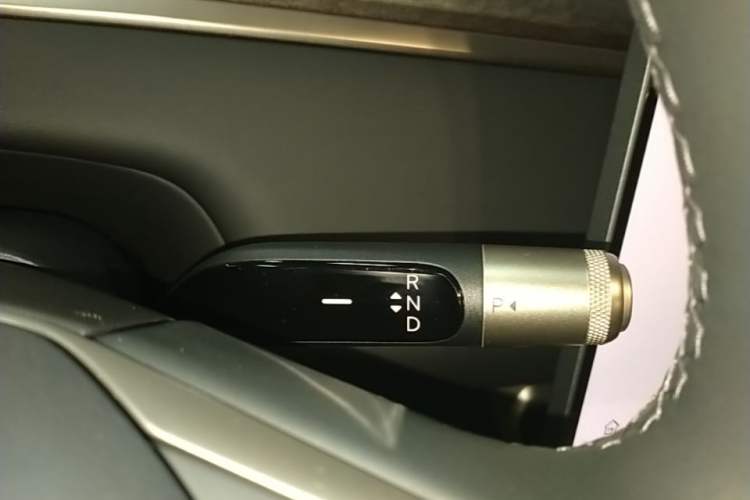 Used ONVO Luxeed L90 2025 Model—Max Six-Seater Version Gear Lever