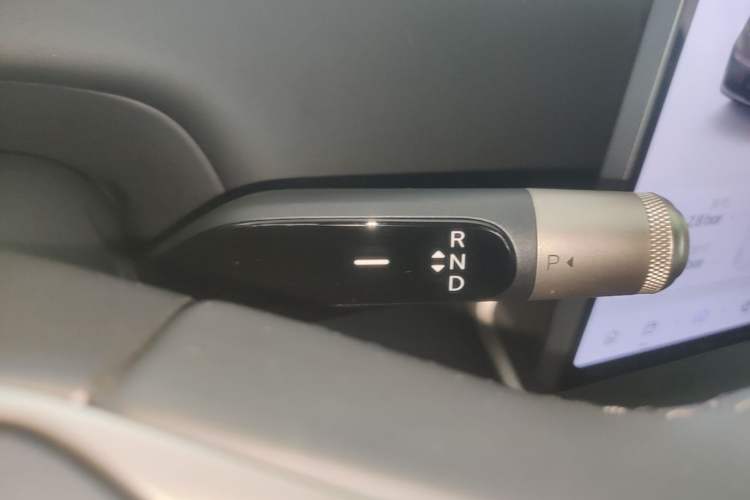 Used ONVO Luxeed L90 2025 Model—Ultra Six-Seater Version Gear Lever