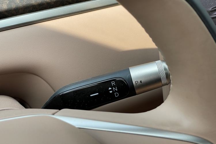 Used ONVO Luxeed L90 2025 Model—Ultra Six-Seater Version Gear Lever