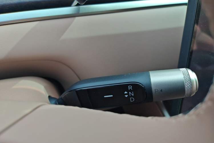 Used ONVO Luxeed L90 2025 Model—Ultra Six-Seater Version Gear Lever