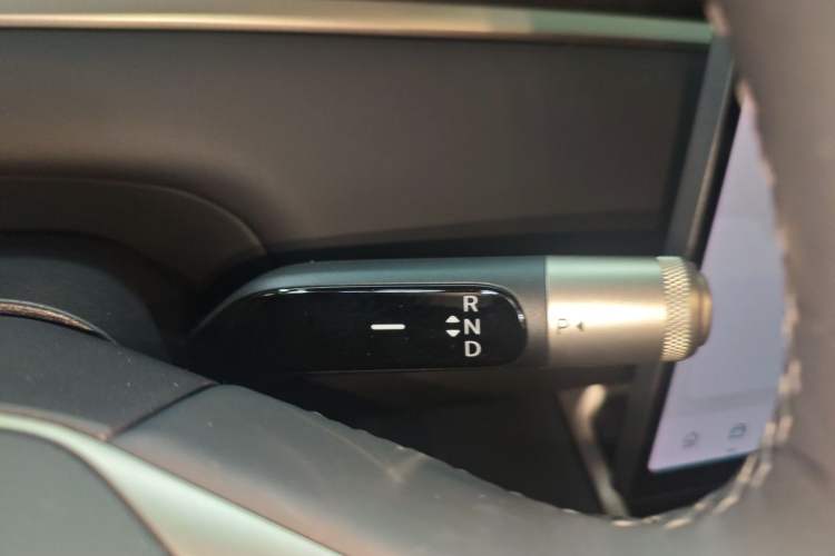 Used ONVO Luxeed L90 2025 Model—Ultra Six-Seater Version Gear Lever