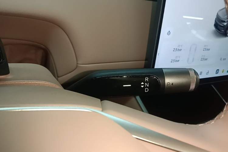 Used ONVO Luxeed L90 2025 Model—Max Six-Seater Version Gear Lever
