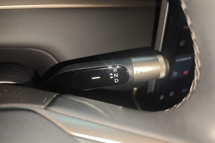 Used ONVO Luxeed L90 2025 Model—Ultra Six-Seater Version Gear Lever