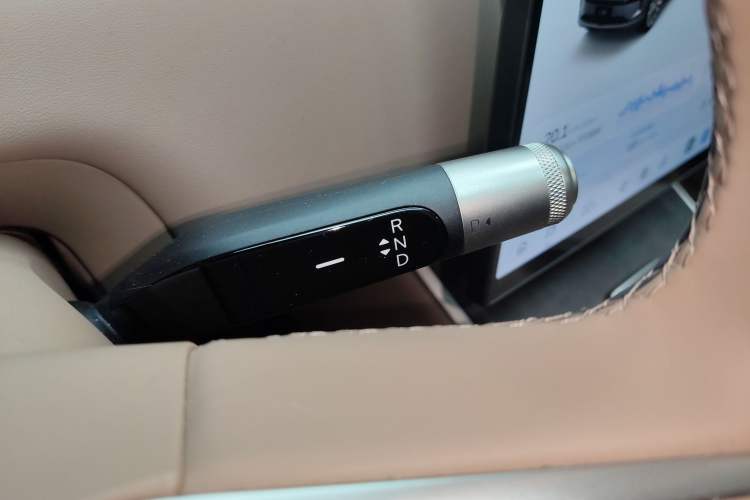 Used ONVO Luxeed L90 2025 Model—Max Six-Seater Version Gear Lever
