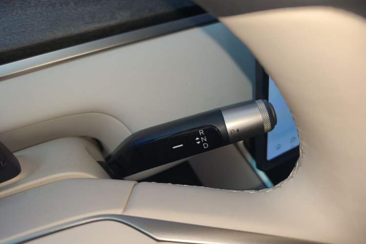 Used ONVO Luxeed L90 2025 Model—Pro Six-Seater Version Gear Lever