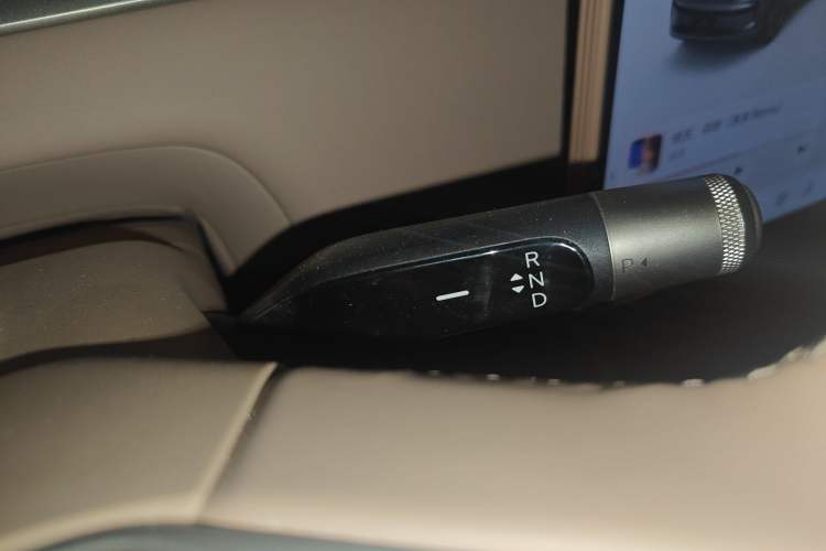 Used ONVO Luxeed L90 2025 Model—Max Six-Seater Version Gear Lever
