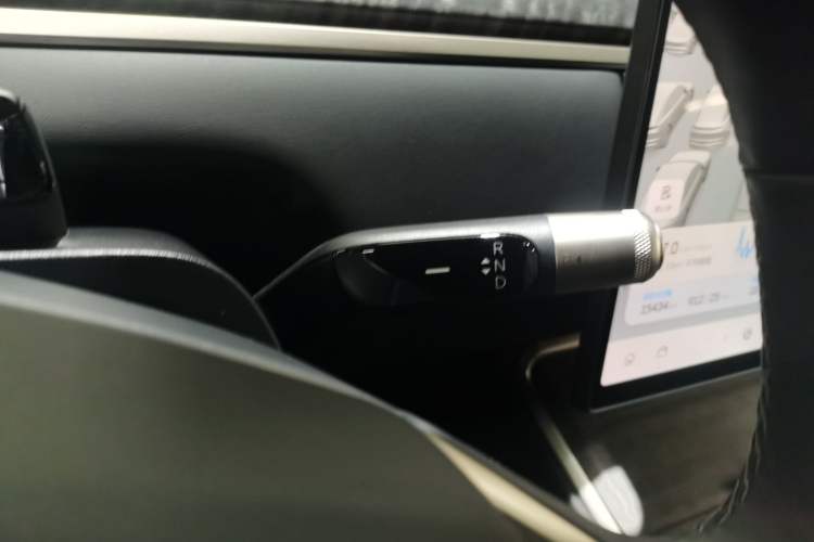 Used ONVO Luxeed L90 2025 Model—Ultra Six-Seater Version Gear Lever