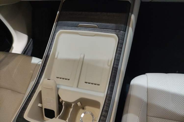 Used ONVO Luxeed L90 2025 Model—Ultra Six-Seater Version Gear Lever
