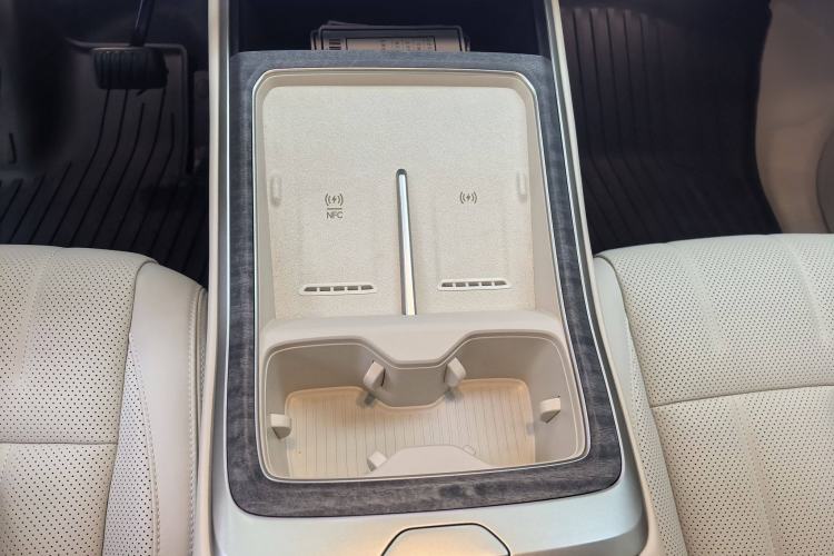 Used ONVO Luxeed L90 2025 Model—Ultra Six-Seater Version Gear Lever