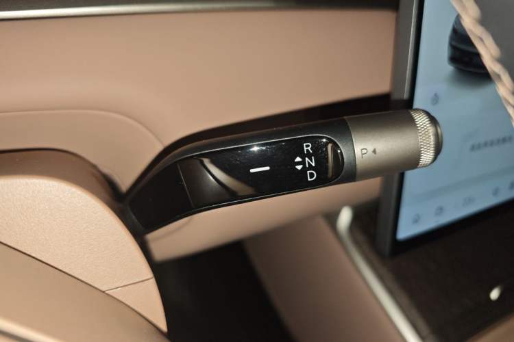 Used ONVO Luxeed L90 2025 Model—Black Knight Special Edition—Six-Seater Gear Lever