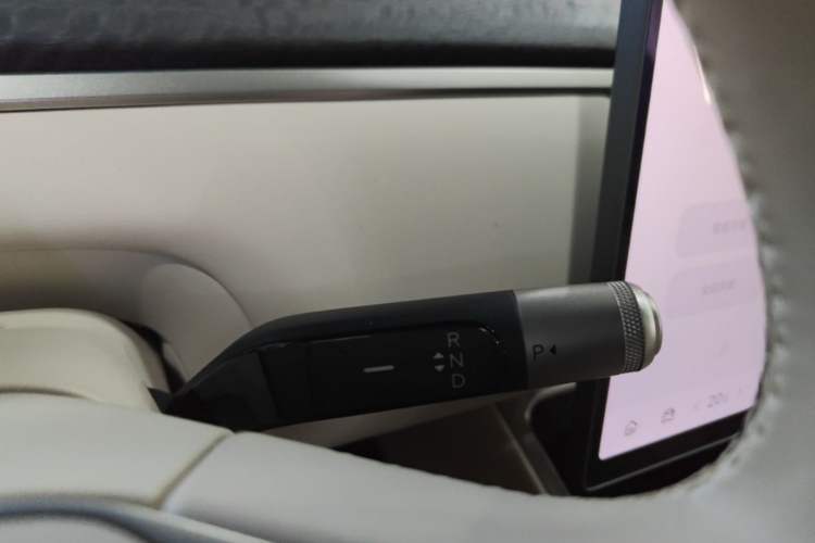 Used ONVO Luxeed L90 2025 Model Max Six-Seater 60-degree Battery Edition Gear Lever