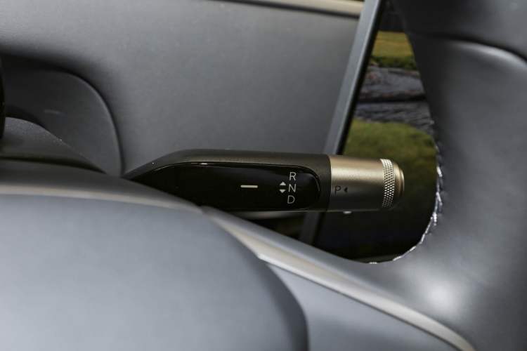 Used ONVO Luxeed L90 2025 Model—Pro Six-Seater Version Gear Lever