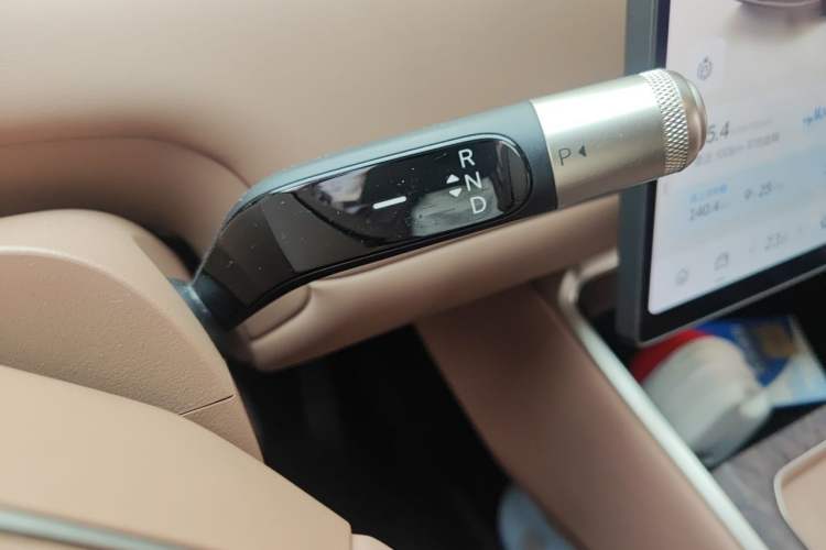 Used ONVO Luxeed L90 2025 Model—Ultra Six-Seater Version Gear Lever