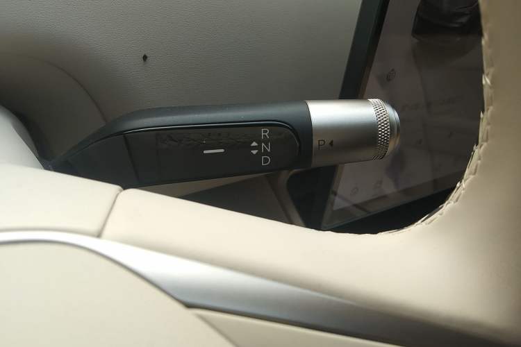 Used ONVO Luxeed L90 2025 Model—Max Six-Seater Version Gear Lever