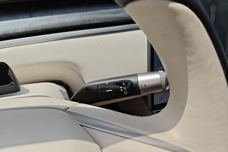 Used ONVO Luxeed L90 2025 Model—Ultra Six-Seater Version Gear Lever