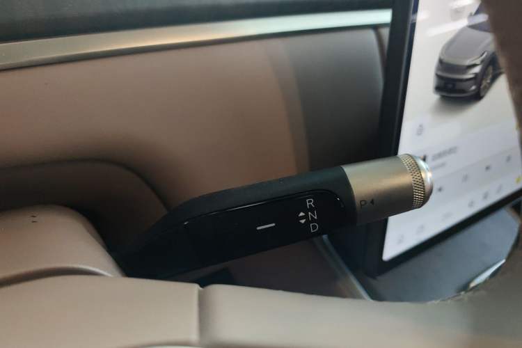 Used ONVO Luxeed L90 2025 Model—Ultra Six-Seater Version Gear Lever