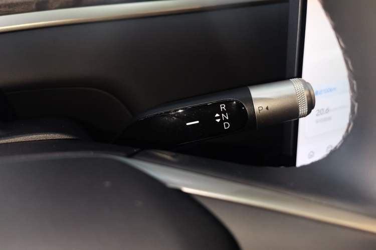 Used ONVO Luxeed L90 2025 Model—Ultra Six-Seater Version Gear Lever