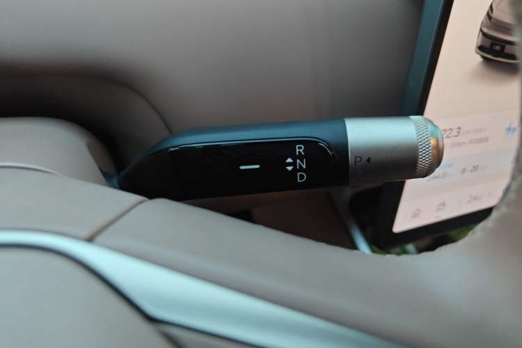 Used ONVO Luxeed L90 2025 Model—Ultra Six-Seater Version Gear Lever