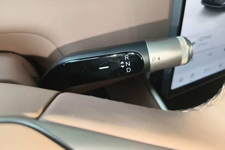 Used ONVO Luxeed L90 2025 Model—Max Six-Seater Version Gear Lever