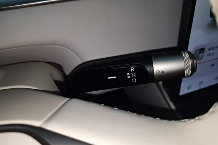 Used ONVO Luxeed L90 2025 Model—Max Six-Seater Version Gear Lever