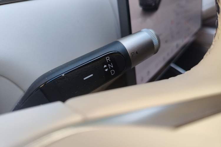 Used ONVO Luxeed L90 2025 Model—Ultra Six-Seater Version Gear Lever