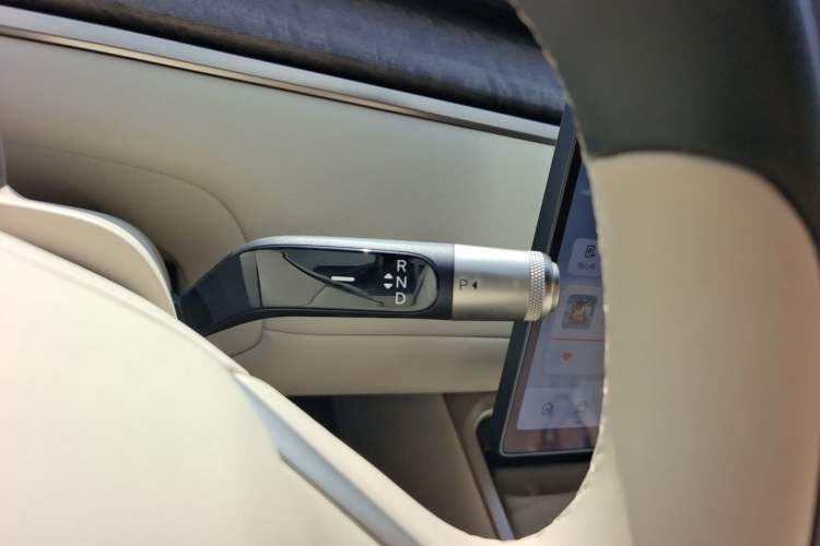 Used ONVO Luxeed L90 2025 Model—Ultra Six-Seater Version Gear Lever