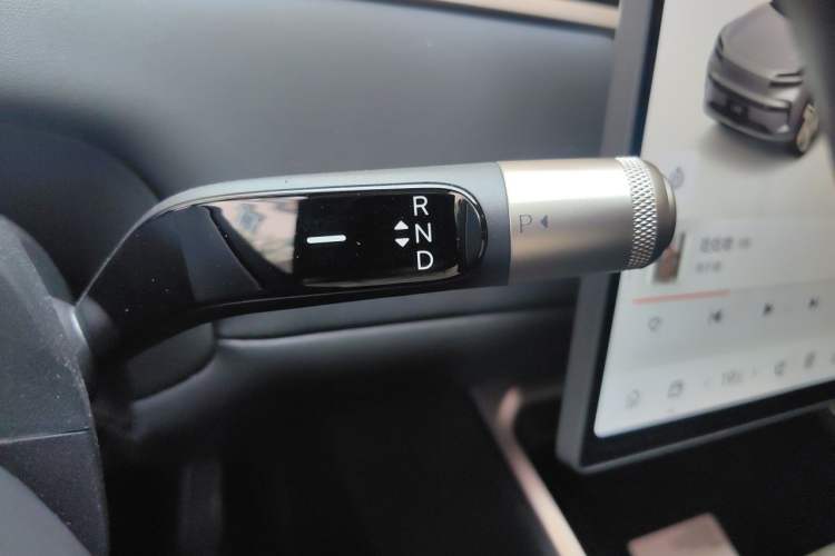 Used ONVO Luxeed L90 2025 Model—Ultra Six-Seater Version Gear Lever