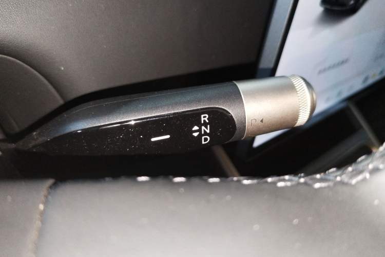 Used ONVO Luxeed L90 2025 Model—Ultra Six-Seater Version Gear Lever