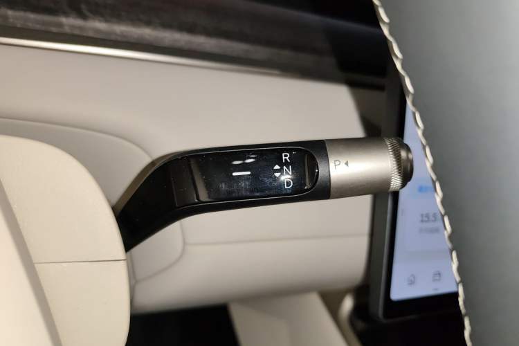 Used ONVO Luxeed L90 2025 Model—Max Six-Seater Version Gear Lever