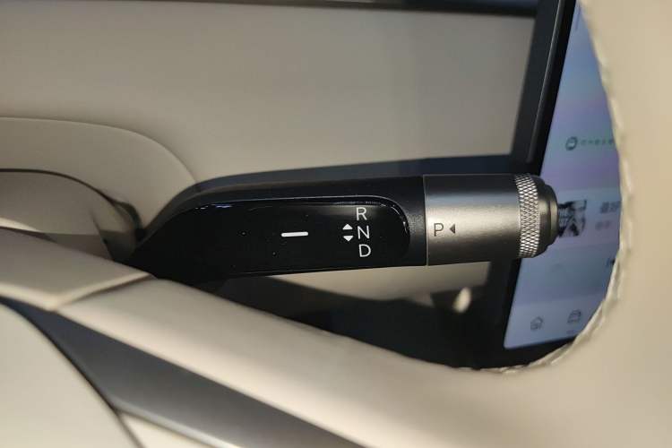 Used ONVO Luxeed L90 2025 Model—Max Six-Seater Version Gear Lever