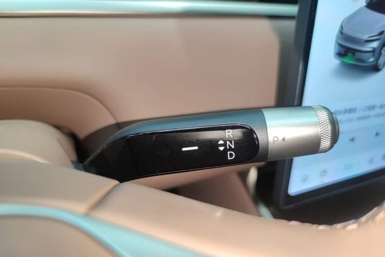 Used ONVO Luxeed L90 2025 Model—Pro Six-Seater Version Gear Lever