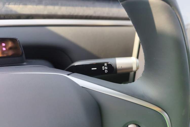 Used ONVO Luxeed L90 2025 Model—Max Six-Seater Version Gear Lever